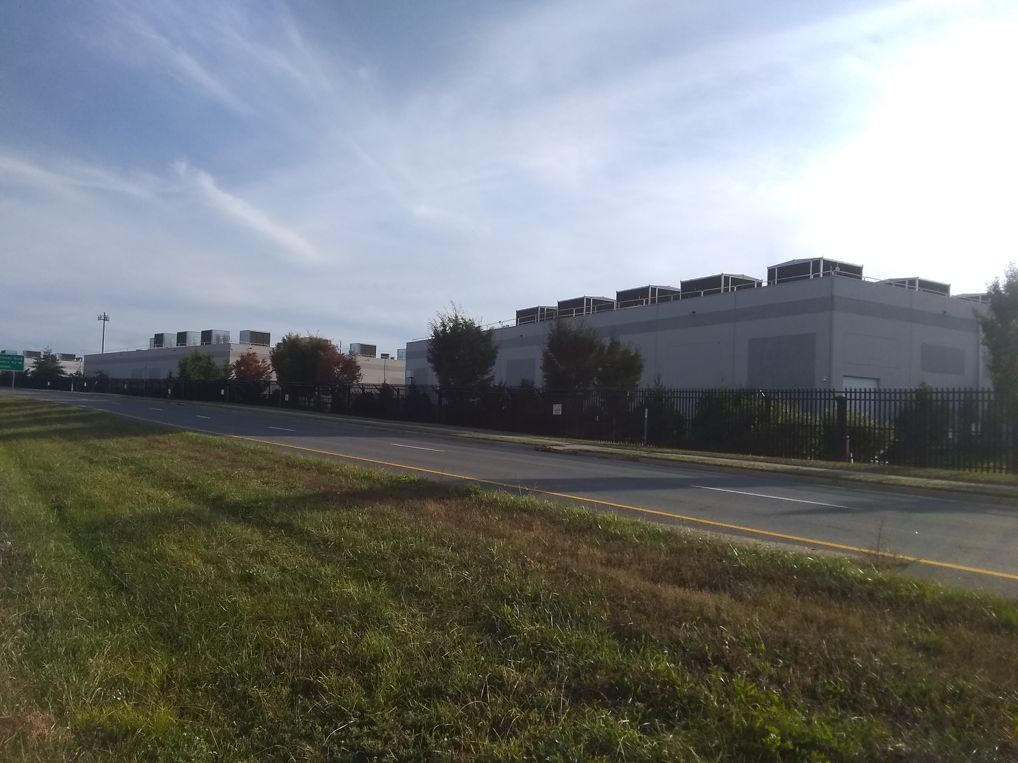 Edificios de centros de datos AWS en Ashburn, Virginia, fotografiados en 2020; archivo ajeno a República Dominicana
