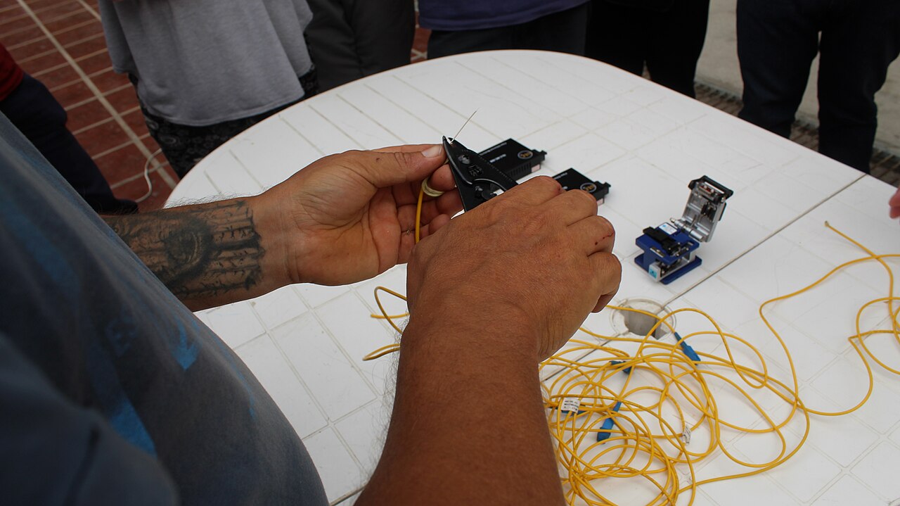 Taller independiente de fibra óptica en Córdoba, Argentina, en 2019; archivo ajeno a Telecentro e iPlan