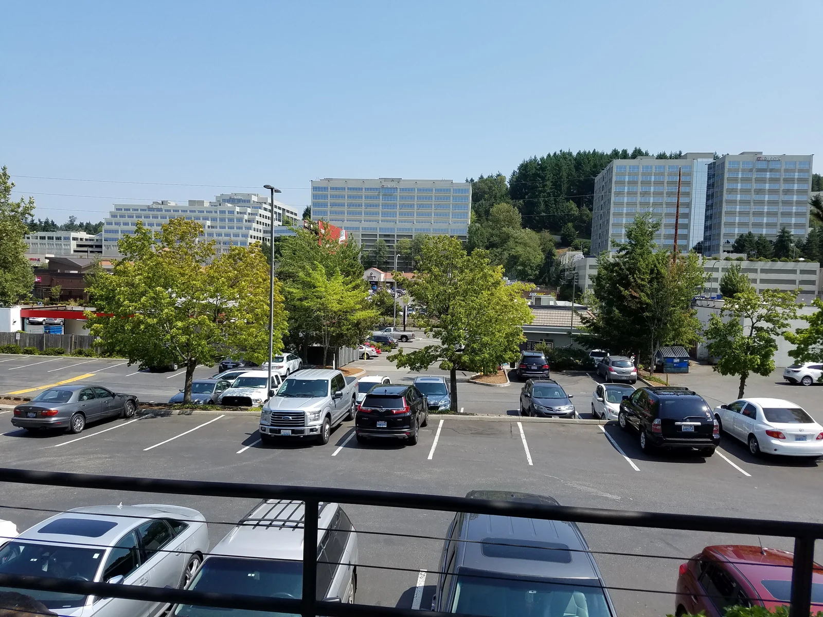 Oficinas de T-Mobile al fondo de Factoria, Bellevue, Estados Unidos (31/7/2018)